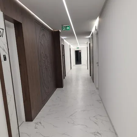 Lodz5-piotrkowska 100m, Manufaktura 1km, Atlas-arena, Parking W Budynku