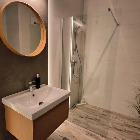 Lodz5-piotrkowska 100m, Manufaktura 1km, Atlas-arena, Parking W Budynku