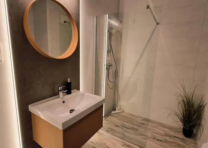 Lodz5-piotrkowska 100m, Manufaktura 1km, Atlas-arena, Parking W Budynku